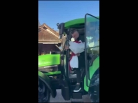 IZNENAĐENJE U BRČKOM: Maturant traktorom došao na maturu (VIDEO)