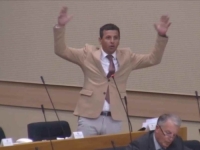 SHOW U NARODNOJ SKUPŠTINI RS-a: Vukanović oponašao Desingericu - 'Dođe neki ludak i udara...!' (VIDEO)