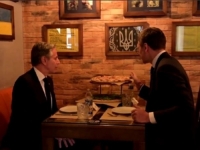BLINKEN VRSNI POZNAVALAC PIZZE: Američki šef diplomacije u iznenadnoj posjeti Kijevu, sa ukrajnskim kolegom u poznatom restoranu u Kijevu (VIDEO)