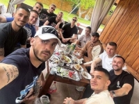 UZ ROŠTILJ I DRUŽENJE: Fudbaleri Željezničara obilježili Prvi maj