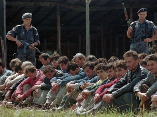 KAKVU ISTORIJU SADA UČE DJECA U SRBIJI: Veliko prikrivanje genocida u Srebrenici, opsada Sarajeva jedva se pominje...