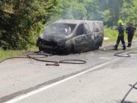 PLAMEN PROGUTAO VOZILO: Potpuno izgorio kombi kod Banjaluke, vatrogasci na terenu