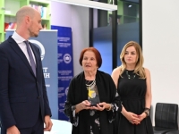 ZAHVALILA SE KADA HOTIĆ: 'Majkama Srebrenice' dodijeljena nagrada za zasluge u borbi za...