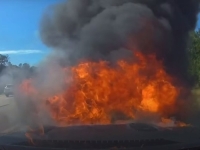 IZAŠAO IZ VOZILA I ČEKAO: Toyota se zapalila u vožnji u Americi, sve snimila kamera u autu (VIDEO)