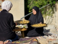 BAJRAM U RAZRUŠENOJ GAZI: Palestinke uprkos ratu peku kolače i pokušavaju održati tradiciju