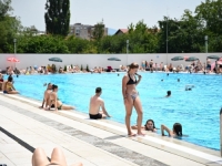 'POPIS STANOVNIŠTVA': Brojne Sarajlije i danas potražile osvježenje na gradskom bazenu na Dobrinji (FOTO)