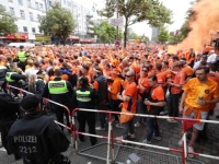 HOROR USRED NAVIJAČKE EUFORIJE: Krampom krenuo na policiju, došlo do pucnjave! (FOTO, VIDEO)