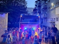 HEROJI DANA: Vatrogasci iz BiH odazvali se pozivima mališana - da spase zalutale lopte (VIDEO)