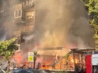 HOROR U BEOGRADU: Požar u nekoliko minuta progutao kafić, gore stanovi sve do trećeg sprata stambene zgrade....