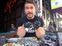 ŠTO MU JE TO TREBALO: Bivši fitness model pao u komu nakon što je pojeo 24 seljačke pite (VIDEO)