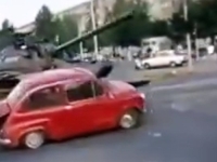 SNIMAK KOJI JE OBIŠAO SVIJET: Kako je crveni Fićo prkosno stao ispred tenka JNA (VIDEO)