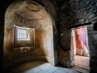 PRIJETI MU VISOKA NOVČANA KAZNA: Turista u Italiji uništio freske stare gotovo 2000 godina