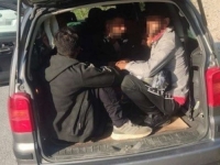 VOZILOM UPRAVLJAO DRŽAVLJANIN BiH: Na području Goražda i Bratunca spriječeno krijumčarenje 14 stranih državljana