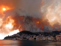 HAOS U GRČKOJ: Turisti sa jahte pravili vatromet pa izazvali nezapamćen požar