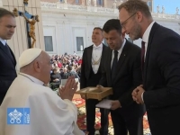 MINISTAR SEVLID HURTIĆ NA OPĆOJ AUDIJENCIJI KOD POGLAVARA KATOLIČKE CRKVE: Uputio poziv papi Franji da naredne godine posjeti Srebrenicu (VIDEO)