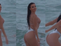 BOMBA MEĐU VALOVIMA: Ivana Knoll na plaži u Njemačkoj pokazala zanosne obline (VIDEO)
