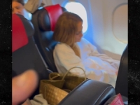 KAO SVI 'OBIČNI SMRTNICI': Jennifer Lopez letjela avionom iz Italije u ekonomskoj klasi (VIDEO)