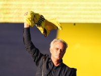 NAVIJAČI GA DOČEKALI U TRANSU: Mourinho potpisao za Fenerbahče, Turci napravili spektakl (VIDEO)