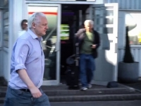 OGLASILA SE I NJEGOVA MAJKA: WikiLeaks objavio prvi snimak Juliana Assangea na slobodi (VIDEO)