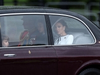 NAKON SKORO ŠEST MJESECI: Kate Middleton snimljena u javnosti, sa porodicom stigla na tradicionalnu paradu (FOTO)