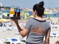 SEZONSKI RAD NA MORU SE ISPLATI: Konobar plaćen i do 3.600 KM na otoku, plaća kuhara 5.000 KM
