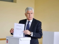 DRAGAN ČOVIĆ GLASAO U ORAŠJU: 'Danas smo u prigodi dati svoj glas za...'