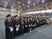 SRETNO U BUDUĆEM RADU: Promovisano 378 diplomanata i magistranata Univerziteta u Tuzli