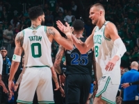 PETORKA CELTICSA S DVOCIFRENIM POENIMA: Boston nanio težak poraz Dallasu u prvoj utakmici velikog finala, vrhunska partija Porzingisa (VIDEO)