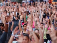 PRONAĆI MIR U HAOSU ŽIVOTA U NEW YORKU: Veliki broj ljudi na Times Squareu obilježilo Svjetski dan joge