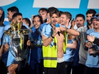 PRIJATELJI GA ČUVALI DA NE PADNE: Zvijezda Cityja uhvaćena mrtva pijana u društvu oskudno odjevenih dama... (FOTO)