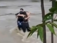 POTRESAN PRIZOR OBIŠAO SVIJET: Troje mladih grli se u vodi do koljena prije nego što ih je odnijela (VIDEO)