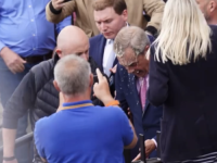 MILKSHAKE ZA POKRETANJE IZBORNE KANDIDATURE: Napadnut britanski političar dok je izlazio iz kafića