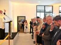 NIKŠIĆ VRPCU PRESJEKAO: Katolički sveštenik blagosiljao nove prostorije Hrvatskih pošta Mostar; Ali, šta će tu Čović?