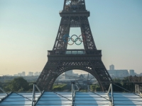 PRIBLIŽAVA SE PRAZNIK SPORTA: Na Ajfelov toranj postavljenit olimpijski prstenovi