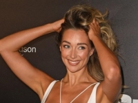 ŠTA JE ŽIVOT BEZ RIZIKA: Manekenka u haljini s prorezima skoro pokazala previše (FOTO, VIDEO)