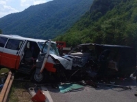 SAOBRAĆAJNA NESREĆA KOD ZENICE: U sudaru dva kombija više osoba povrijeđeno, blokiran put M-17