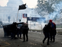 ŠTA SE DEŠAVA U ARGENTINI: Veliki nemiri u Buenos Airesu, policija suzavcem tjerala protestante