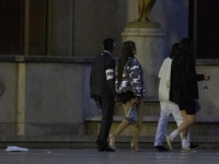 ZABORAVILA PANTALONE KOD KUĆE: Rihanna 'polugola' prošetala Parizom, intimnu zonu prekrivale su samo bež najlonke...