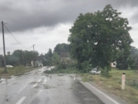 NEVRIJEME ZAHVATILO SRBAC: Kiša i jak vjetar oštetili krovove kuća