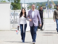 PATRIOTSKA PORUKA NA TORBICI: Pogledajte kako se Vučićeva supruga Tamara 'skockala' za izborni dan (FOTO)