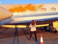 PROTEST ZBOG FOSILNIH GORIVA: Klimatski aktivisti upali na aerodrom i obojili privatni avion Taylor Swift (VIDEO)