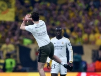 OBEZBJEĐENJE ZAKAZALO, PA SU IGRAČI KRENULI U AKCIJU: Tri navijača prekinula meč Lige prvaka i zaradila po 300.000 funti