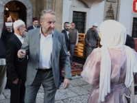 'SB' PATROLA: Bakir Izetbegović, sad već tradicionalno, dijelio bajram-banku ispred Begove džamije (FOTO)