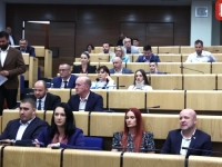 ZAHIRAGIĆU SJELI NA LEĐA U DOMU NARODA FBiH: 'Jedan mi je rekao majmune, drugi marš'