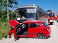 NESREĆA NA LOKALNOM MAKADAMSKOM PUTU: Prijedorčanka poginula u sudaru autobusa i škode