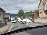 AUTOMOBIL ZAVRŠIO NA KROVU: Teška saobraćajna nesreća na Barama