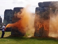 DIO UNESCO-ove BAŠTINE: Klimatski aktivisti obojlli Stonehenge, pogledajte snimku (VIDEO)