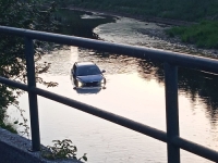 'SB' NA MJESTU NEVJEROVATNOG INCIDENTA: Automobil završio u koritu Miljacke, a evo kako je do svega došlo... (FOTO)