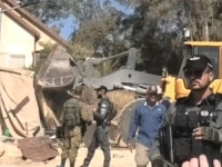 OSTAVLJAJU PALESTINCE BEZ KROVA NAD GLAVOM: Izraelci ušli bagerima u palestinsko selo i porušili im kuće