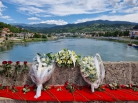 OBILJEŽENA 32. GODIŠNJICA STRADANJA BOŠNJAKA U VIŠEGRADU: U Drinu spuštene ruže za nevine žrtve, na mezarju Stražište proučene dove
